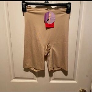 Spanx Hide and Sleek Shapewear Shorts Beige Medium NWT!